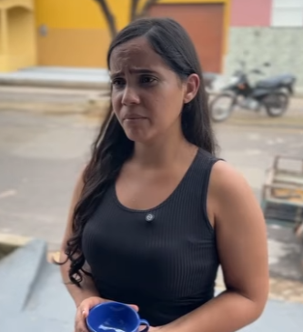 Mulher de cadeira de r0das pede ajuda vizinha part2
