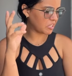 Homem fica milionário compra uma casa para sua mãe, que foi muito humilhada part2