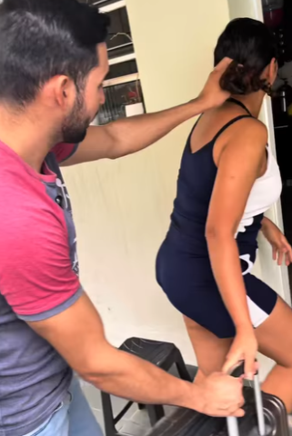 Cansada dos maus tratos, ela decidiu ir embora Mas ele não deixou part2