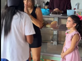 Moradora de rua deixa de comer para fazer uma crianc feliz part2