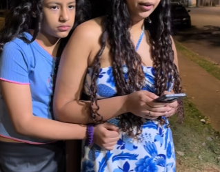 Criança mimada limpa mão na roupa de uma pessoa estranha mãe não part2