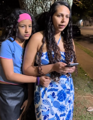 Criança mimada limpa mão na roupa de uma pessoa estranha mãe não part2