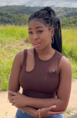 Ela ajudou sozinha uma mulher pobre trazendo comida, os vizinhos disseram que ela estava part2