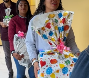 Filho leva um presentinho para ma no dia das ma es, ela despreza part2