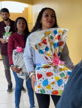 Filho leva um presentinho para ma no dia das ma es, ela despreza part2