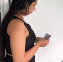 Pela sua honestidade ela ganhou uma grande recompensa part2