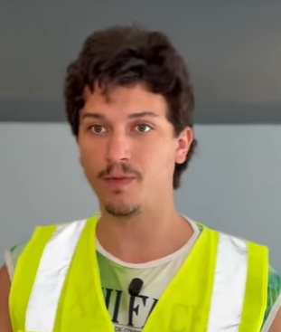 A funcionária quis falar mal do pintor pro chefe mas ela não sabia como ele ia reagir part2