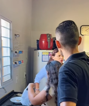 Pai faz mãe e filha lavar o prato de comida pra ensinar a filha part2