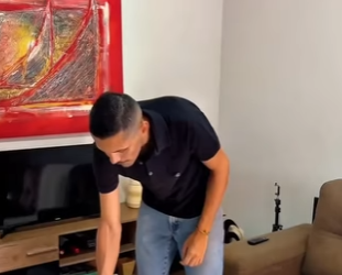 Ele jogou água no chão e fez sua esposa e a filha limparem part2