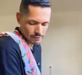 Pai termina de lavar as louças e a filha leva o prato de comida sujo part2