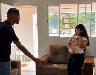 Filha suja todo o chão que o pai estava limpando part2M