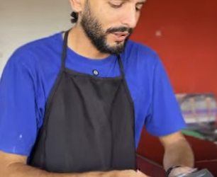 Aproveitou o descuido da amiga para usar seu cartão part2