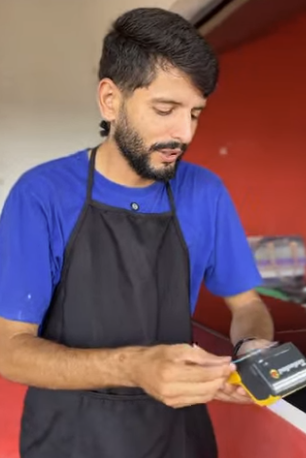 Aproveitou o descuido da amiga para usar seu cartão part2