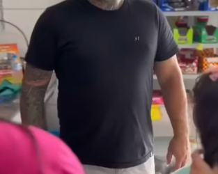 Garota coloca sua foto no celular de um rapaz, mas você não vai acreditar porque ela fez isso part2