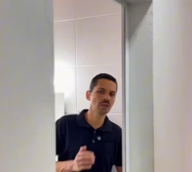 Alyce rasgou o presente que recebeu da funcionária que voltou de viagem part2