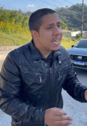 D0004005 Sua irmã não concorda que ela dê seu salário para o namorado