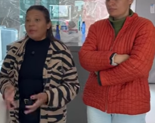 D0004009 Ele vem com a namorada para morar na casa da tia sem permissão,e a tia faz isso