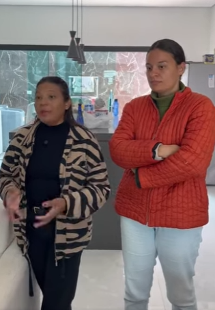 D0004009 Ele vem com a namorada para morar na casa da tia sem permissão,e a tia faz isso