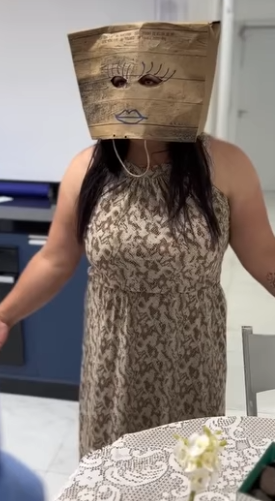 D7000007 Ela não aceitava sua idade então decidiu usar um saco na cabeça part2