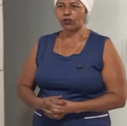 D1200001 Patroa lê bilhete e se comove com a situação de sua funcionária