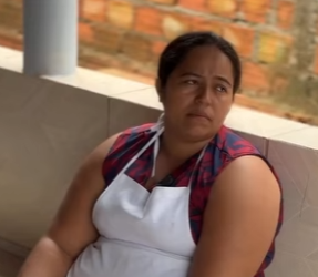 D1200006 Filho destrata funcionária e recebe uma lição da mãe