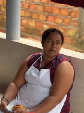 D1200006 Filho destrata funcionária e recebe uma lição da mãe