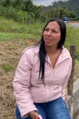 D0400012 A irmã dela dá um carro para o namorado para que ele a deixe