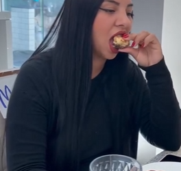 D0400006 Filho leva um presentinho para mãe no dia das mães, e ela despreza part2