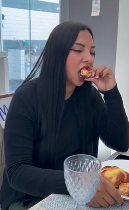 D0400006 Filho leva um presentinho para mãe no dia das mães, e ela despreza part2