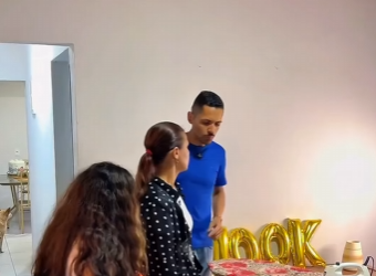 A mãe apoiou a filha e jogou todas as roupas no chão também para o pai passar part2