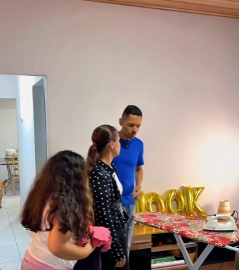 A mãe apoiou a filha e jogou todas as roupas no chão também para o pai passar part2
