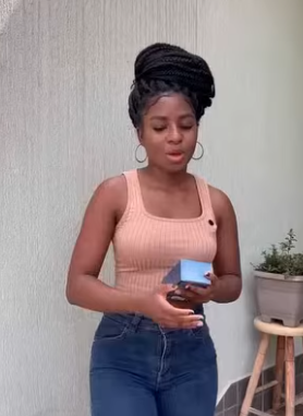 D0700005 Essa jovem tinha um jeito muito estranho de comer, até que um dia isso aconteceu part2