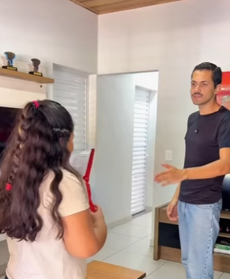 D1300005 Filha joga fora todo o salgadinho part2