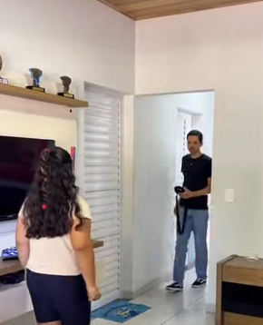 D1300007 Filha rasga presente da mãe paert2