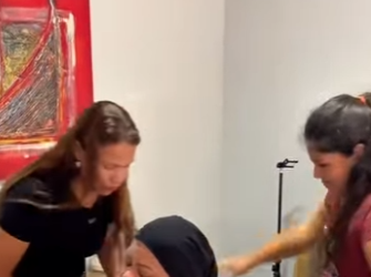 D1300014 Mãe e filha amarra a funcionária com uma brincadeira boba part2