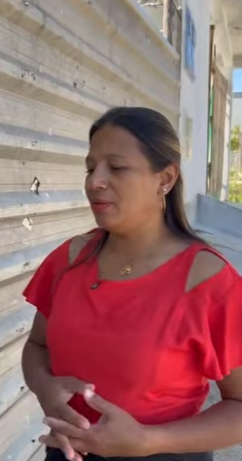 D0400001 Sua pobre mãe tinha um negócio e sua filha comia as sopas que vendia