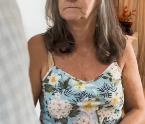 Filho leva um presentinho para mãe no dia das mães, e ela o ignorou part2