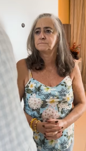 Filho leva um presentinho para mãe no dia das mães, e ela o ignorou part2