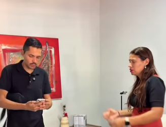 D1300002 Funcionária ajuda patrão a descobrir oque sua esposa estava aprontando