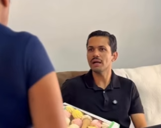 D1300004 Funcionária recebe vários doces como pagamento do seu salário part2