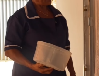 D1700013 Patroa pede para a funcionária levar bolo para a sogr4 e olha oque aconteceu part2