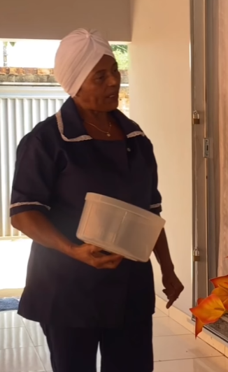 D1700013 Patroa pede para a funcionária levar bolo para a sogr4 e olha oque aconteceu part2