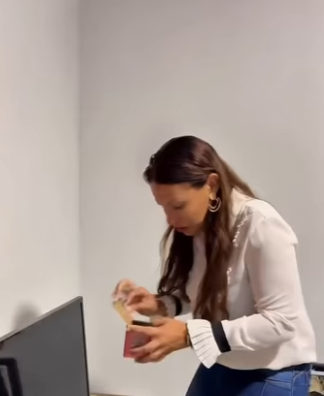 D1300003 Funcionária faz armadilha jogando fubá no chão part2