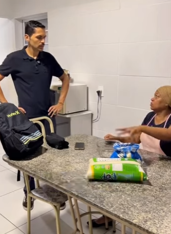 D1300004 Tim não gostou nada doque sua esposa Chris fez com a funcionária Adriana part2