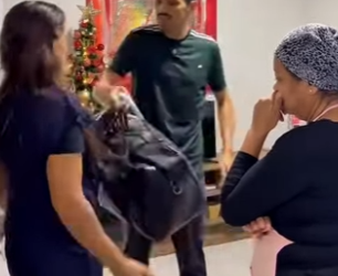 D1300012 Tim coloca sua esposa Chris pra fora de casa na chuva part2