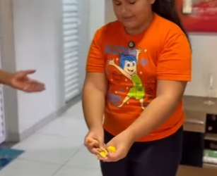 D1300003 A filha quebrou todos os doces e a mãe apoiou a filha e ainda acusou a funcionária de ter quebrado part2