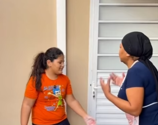 D1300009 Lavou a televisão com água e sabão e acusou a funcionária de ter lavado part2