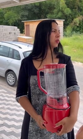 D0400006 Ela leva comida para seus novos vizinhos, e depois tira vantagem deles part2