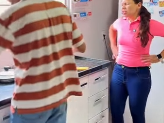 D1300002 Tim colocou a Chris para lavar as louças part2