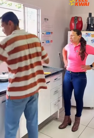 D1300002 Tim colocou a Chris para lavar as louças part2